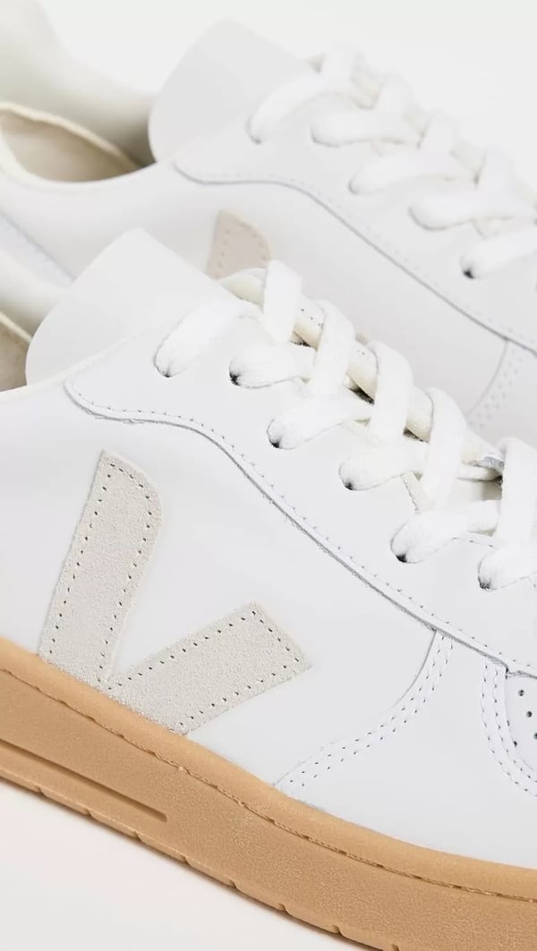 imageVeja Mens V10 SneakersExtra WhiteNatural