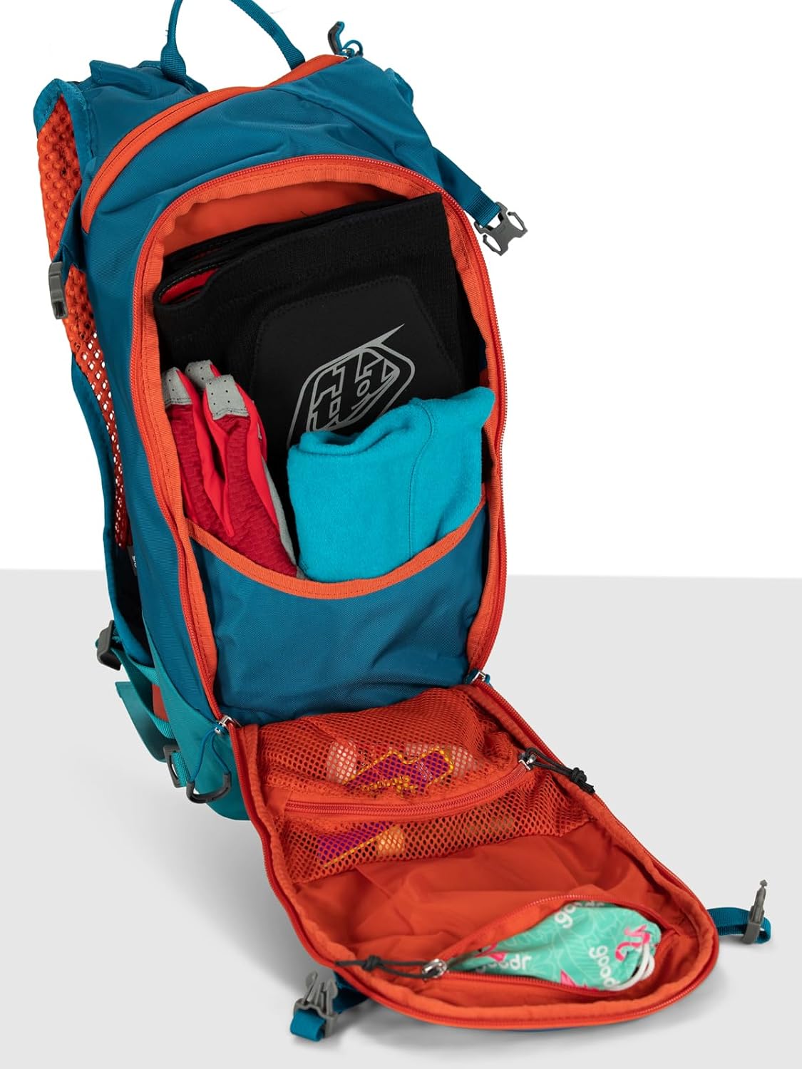 OspreySiskin 8 wRes Ultimate Red OSWaterfront Blue