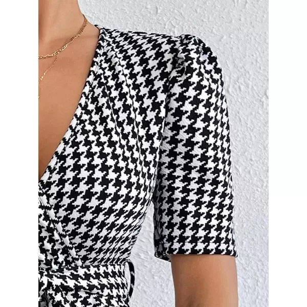 SweatyRocks Women's Houndstooth Print Short Puff Sleeve T Shirt Flared Hem V Neck Tops with Belted